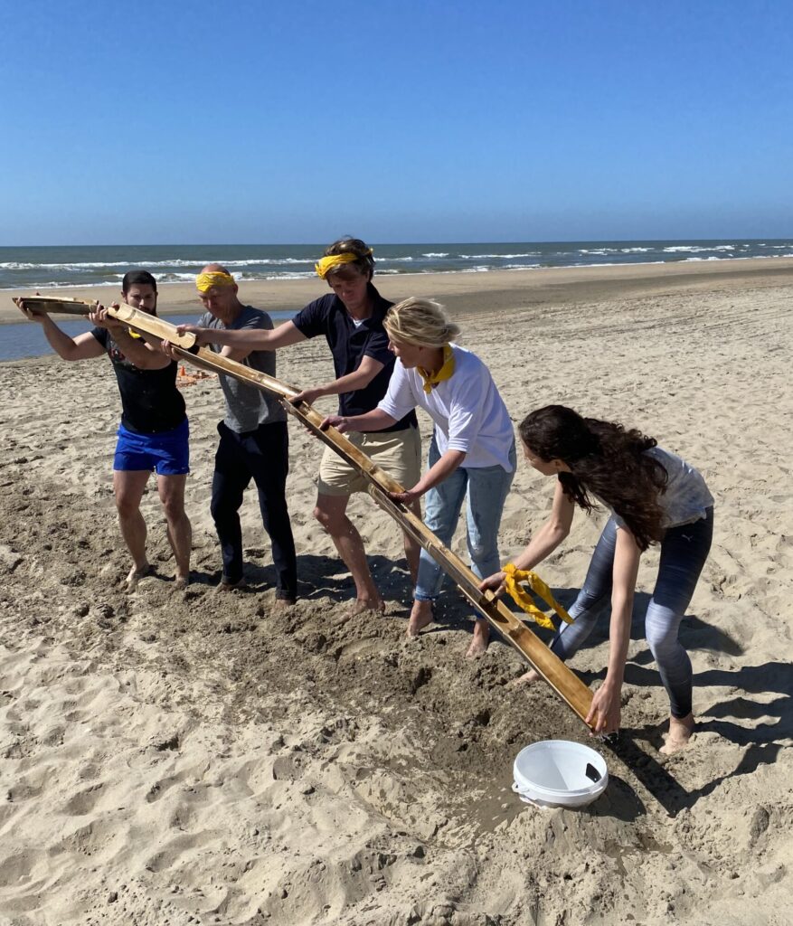 expeditie robinson op het strand teambuilding teamuitje team event activiteit strand zandvoort
